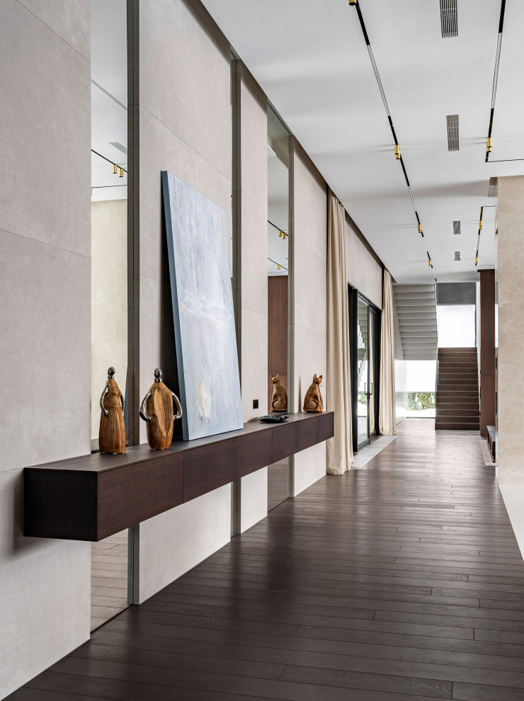 Двухэтажный загородный дом в современном стиле с глиняными акцентами