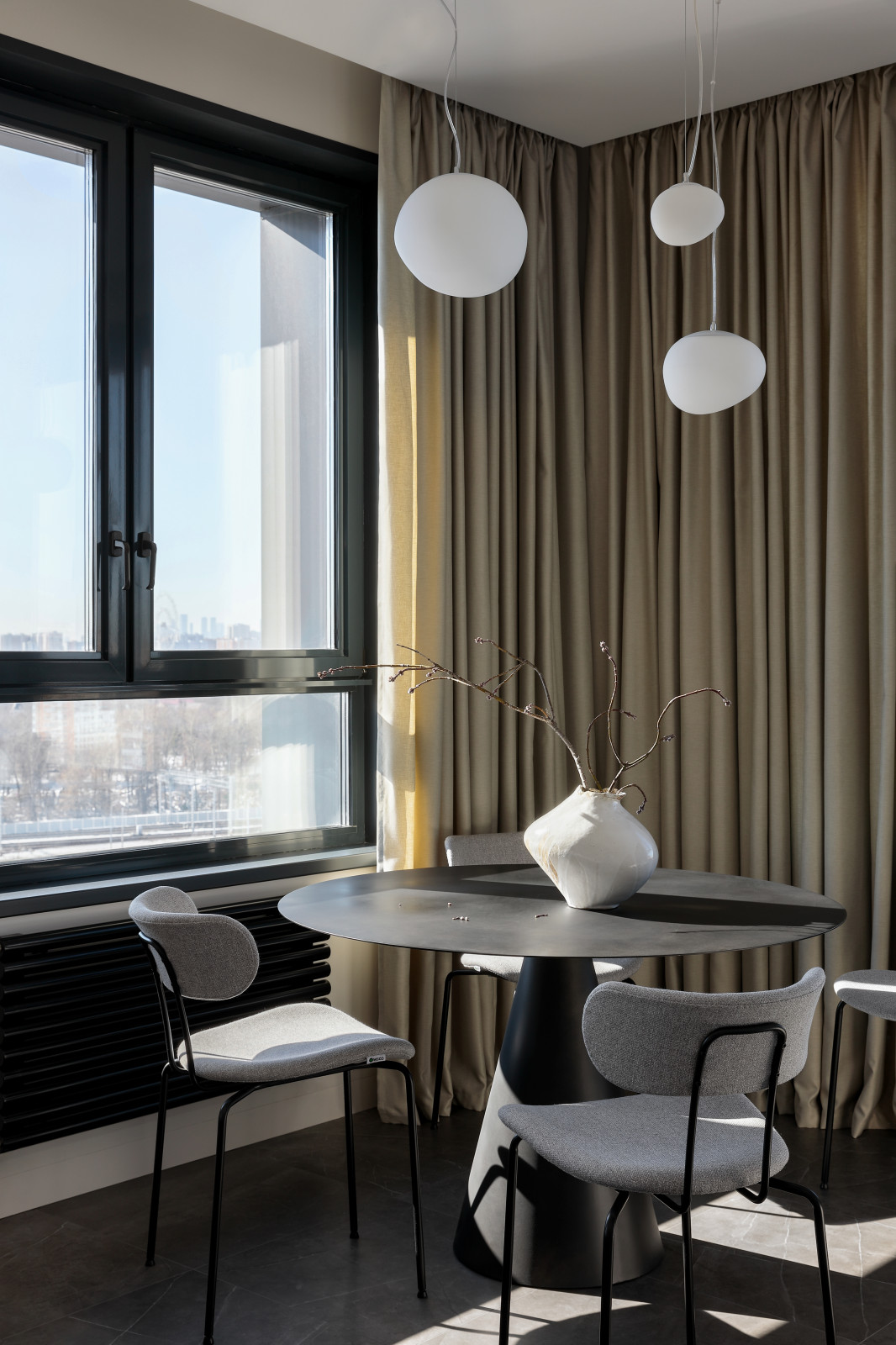 Stylish apartment with masterbedroom and home office