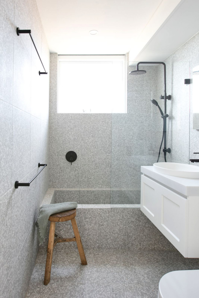 Источник вдохновения для домашнего уюта: маленькая ванная комната в стиле модернизм с фасадами в стиле шейкер, белыми фасадами, душем над ванной, инсталляцией, серой плиткой, керамогранитной плиткой, серыми стенами, полом из керамогранита, столешницей из искусственного кварца, серым полом, открытым душем, белой столешницей, тумбой под одну раковину и подвесной тумбой для на участке и в саду