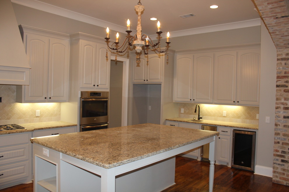Kitchen - transitional kitchen idea in Jackson