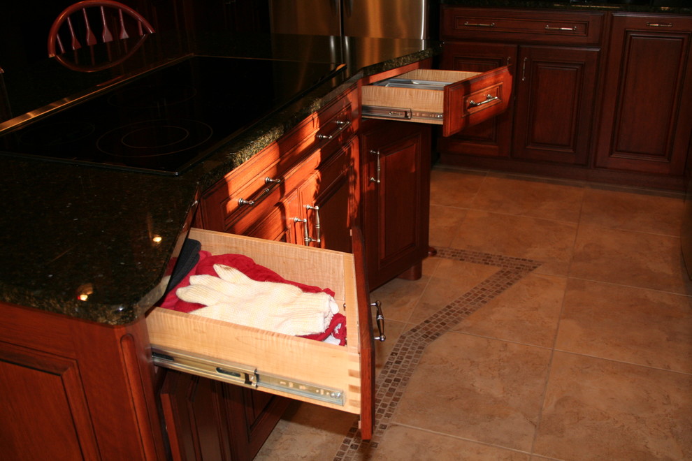 Inspiration for a kitchen remodel in Chicago with an island