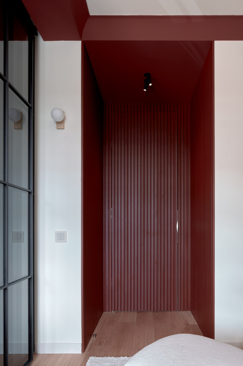 Спальня с багровым порталом