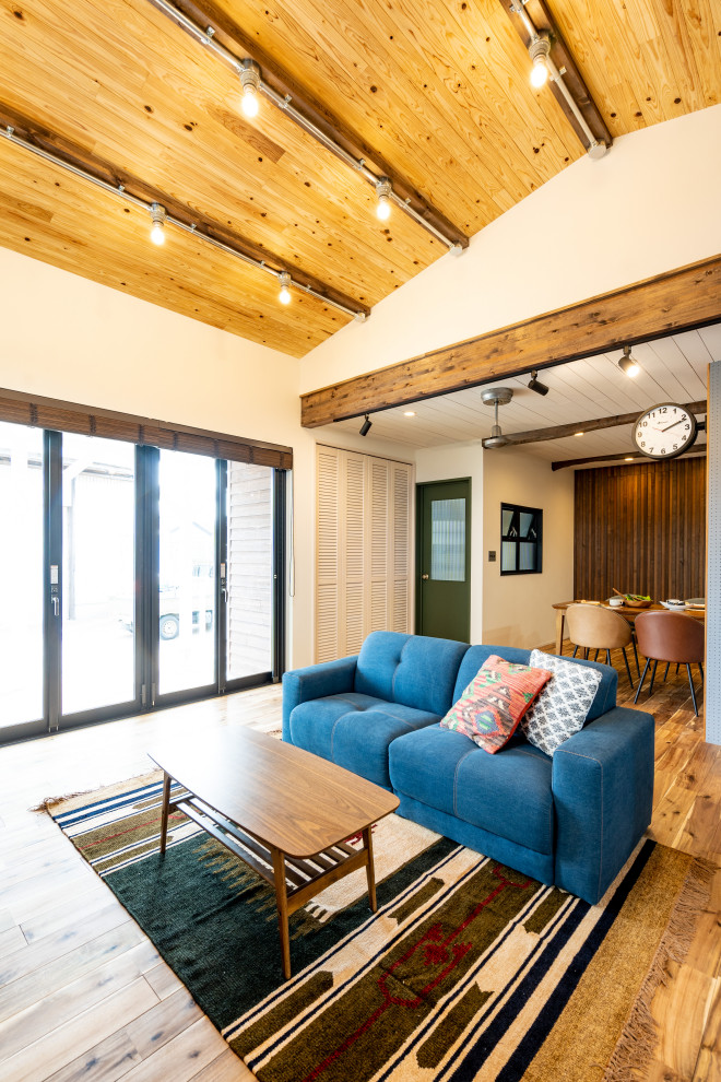 Ispirazione per un soggiorno stile americano aperto con pareti bianche, TV autoportante, pavimento marrone, soffitto in legno e carta da parati