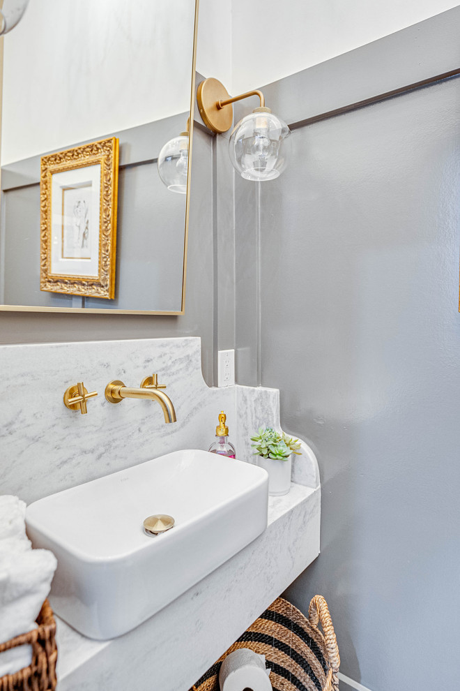 Immagine di un piccolo bagno di servizio classico con WC a due pezzi, pareti grigie, pavimento con piastrelle a mosaico, lavabo a bacinella, top in marmo, pavimento grigio, top bianco e mobile bagno sospeso