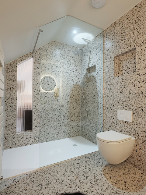 Multi-colour Tile Bathroom modern-badrum