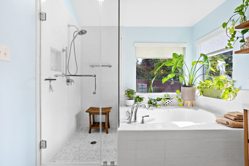 Стильный дизайн: маленькая главная ванная комната в стиле модернизм с фасадами с декоративным кантом, светлыми деревянными фасадами, угловой ванной, угловым душем, биде, белой плиткой, керамогранитной плиткой, синими стенами, полом из мозаичной плитки, врезной раковиной, столешницей из искусственного кварца, серым полом, душем с распашными дверями, белой столешницей, сиденьем для душа, тумбой под одну раковину, подвесной тумбой и сводчатым потолком для на участке и в саду - последний тренд