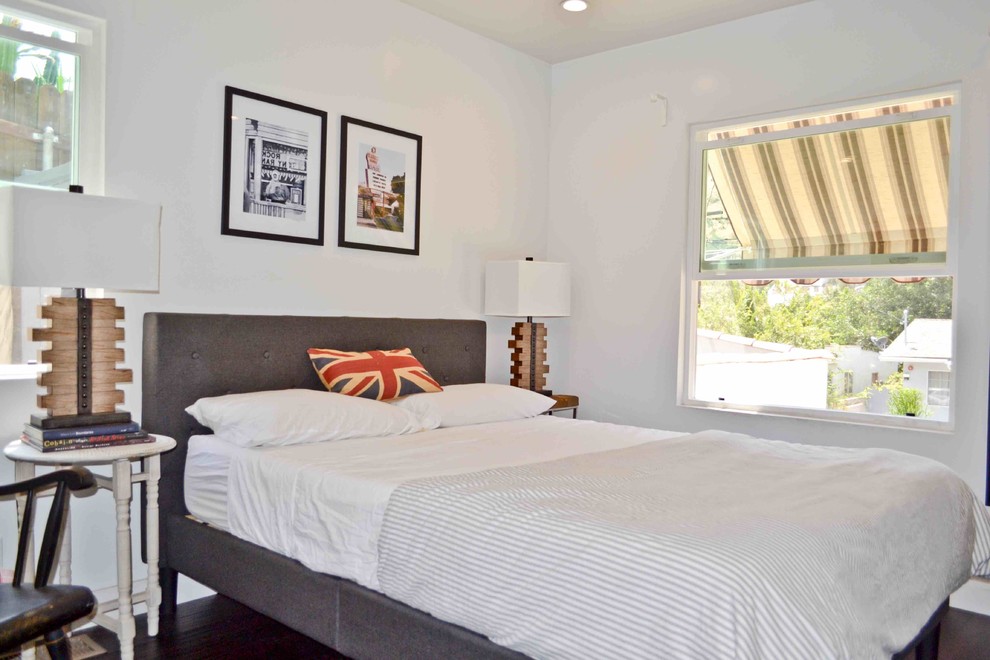 Kleines Klassisches Gästezimmer ohne Kamin mit weißer Wandfarbe, dunklem Holzboden und braunem Boden in Los Angeles