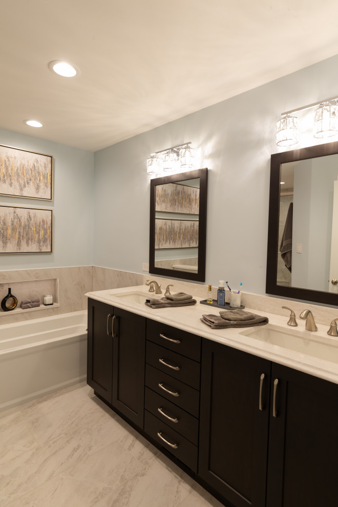 Example of a transitional bathroom design in Chicago