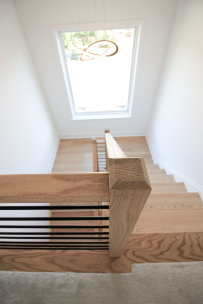 Ejemplo de escalera suspendida actual de tamaño medio con escalones de madera, contrahuellas de madera pintada, barandilla de varios materiales y machihembrado