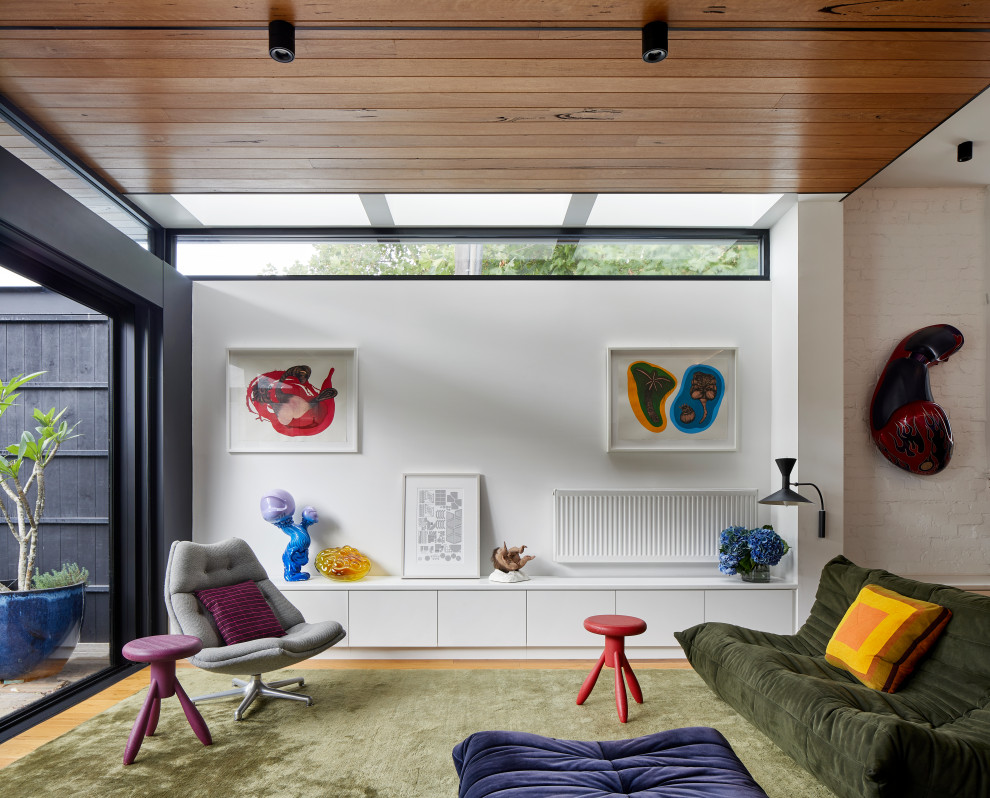 На фото: открытая гостиная комната среднего размера в современном стиле с белыми стенами, ковровым покрытием, зеленым полом и потолком из вагонки без телевизора с