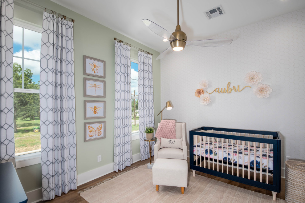 Diseño de habitación de bebé niña retro de tamaño medio