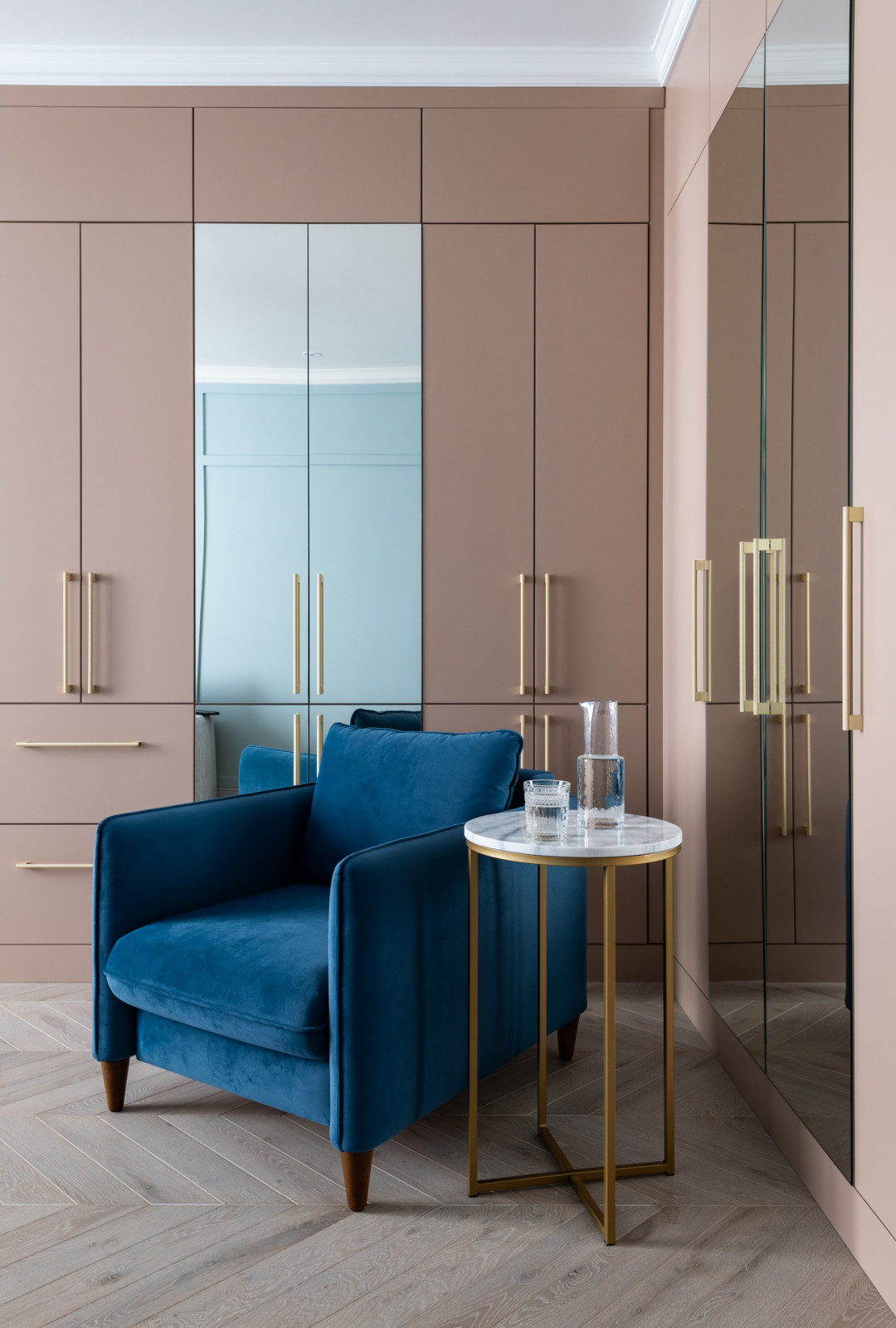 Журнал «Идеи Вашего Дома» назвал этот интерьер «обволакивающий уютом»