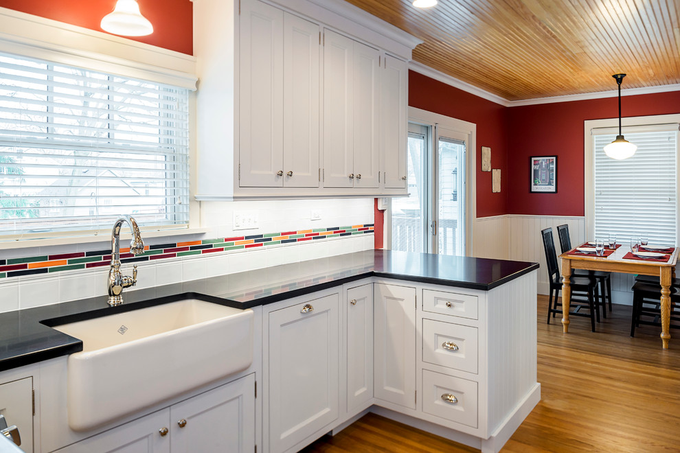Kitchen - transitional kitchen idea in Chicago