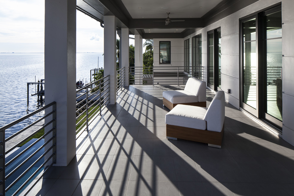 Design ideas for a contemporary deck in Tampa.