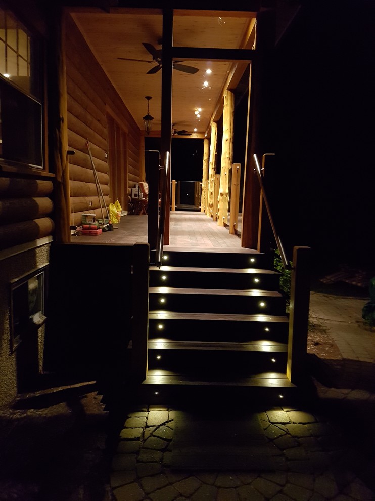 Example of a mountain style home design design in Toronto