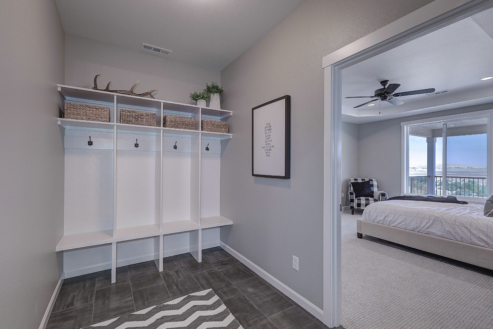 Example of a transitional entryway design in Seattle