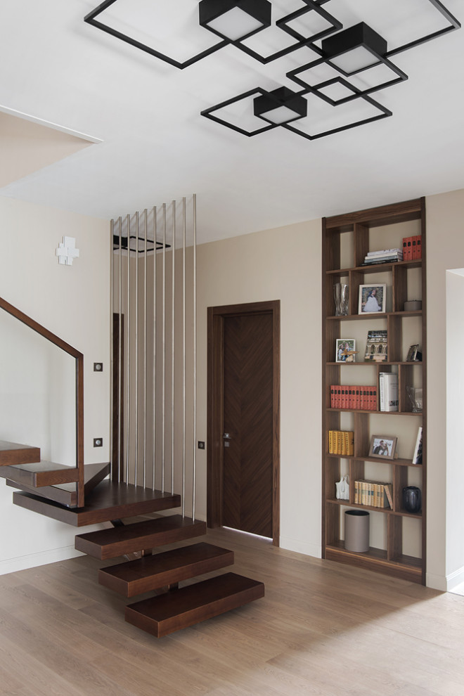 Свежая идея для дизайна: п-образная лестница среднего размера в современном стиле с деревянными ступенями и стеклянными перилами - отличное фото интерьера