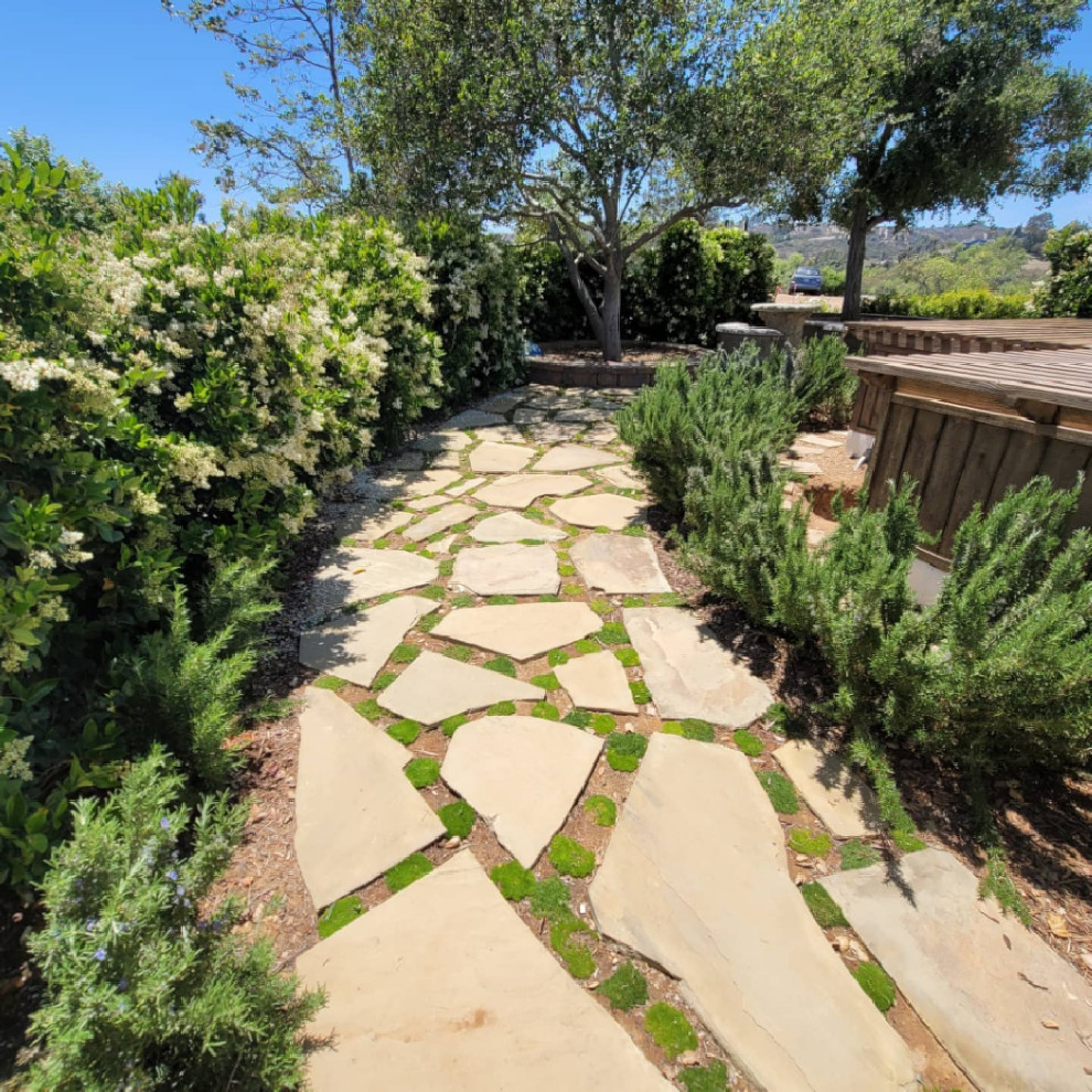 Ispirazione per un grande giardino mediterraneo esposto a mezz'ombra nel cortile laterale in estate con pavimentazioni in pietra naturale