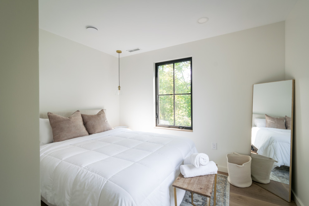 Mittelgroßes Landhausstil Gästezimmer mit weißer Wandfarbe und beigem Boden in Sonstige