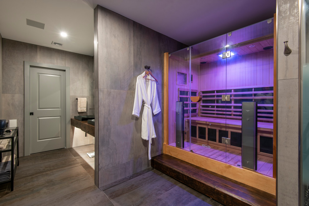 Mittelgroße Moderne Sauna mit grauen Fliesen, Aufsatzwaschbecken, grauem Boden, brauner Waschtischplatte, Doppelwaschbecken und schwebendem Waschtisch in Philadelphia