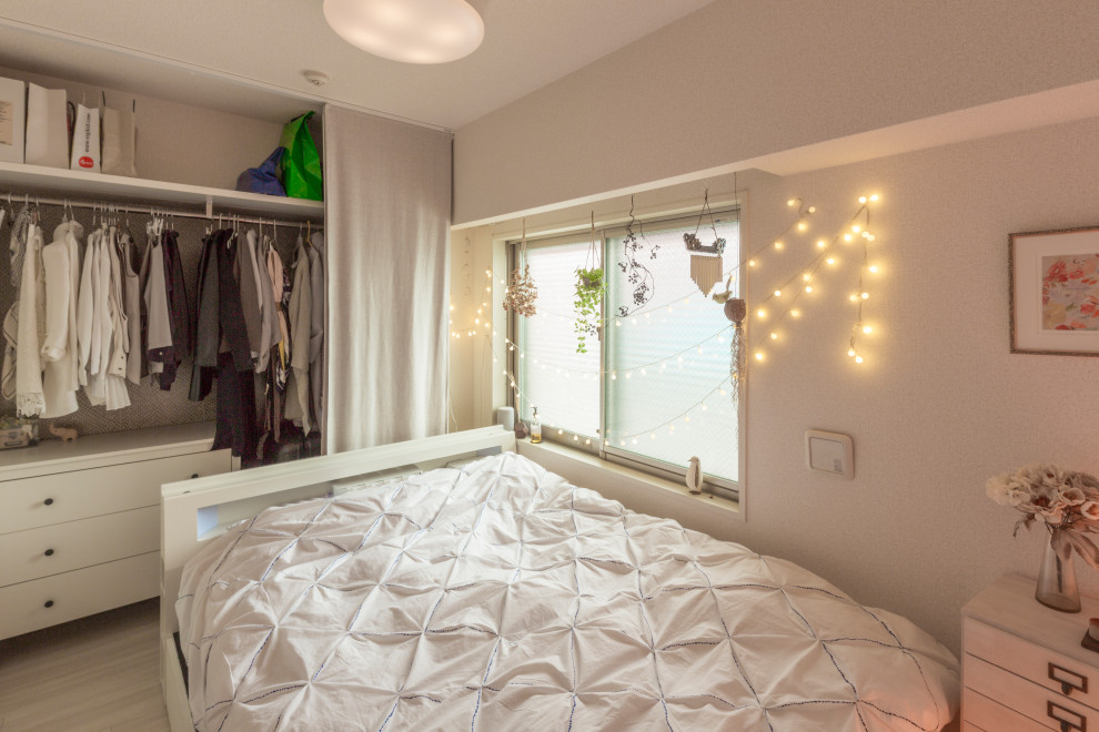 Diseño de dormitorio principal y beige de tamaño medio con paredes beige, suelo de contrachapado, suelo blanco, papel pintado y papel pintado