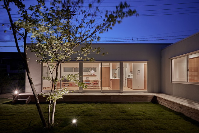 T字の家 contemporaneo-terraza-y-balcon