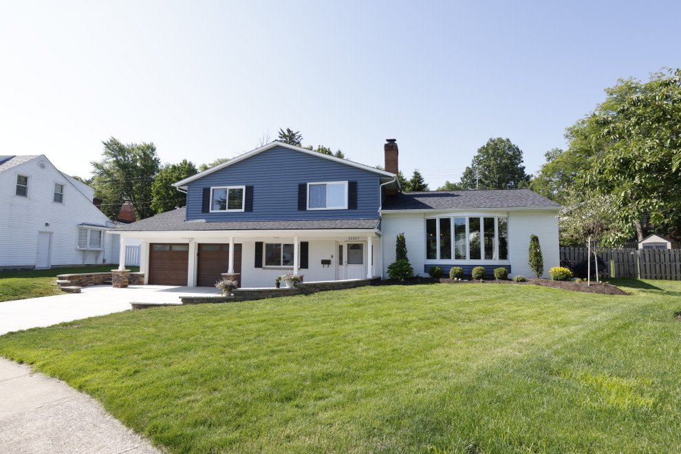 Cette image montre une façade de maison blanche minimaliste à un étage avec un toit en shingle et un toit gris.