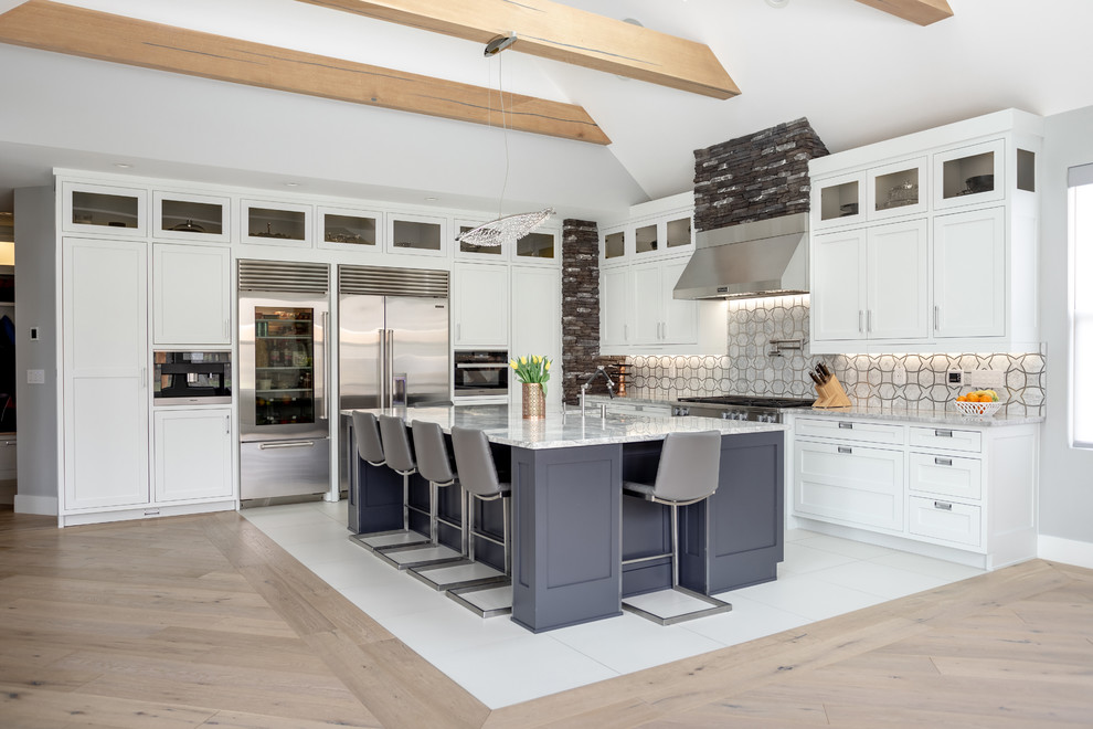 Kitchen - transitional kitchen idea in Columbus