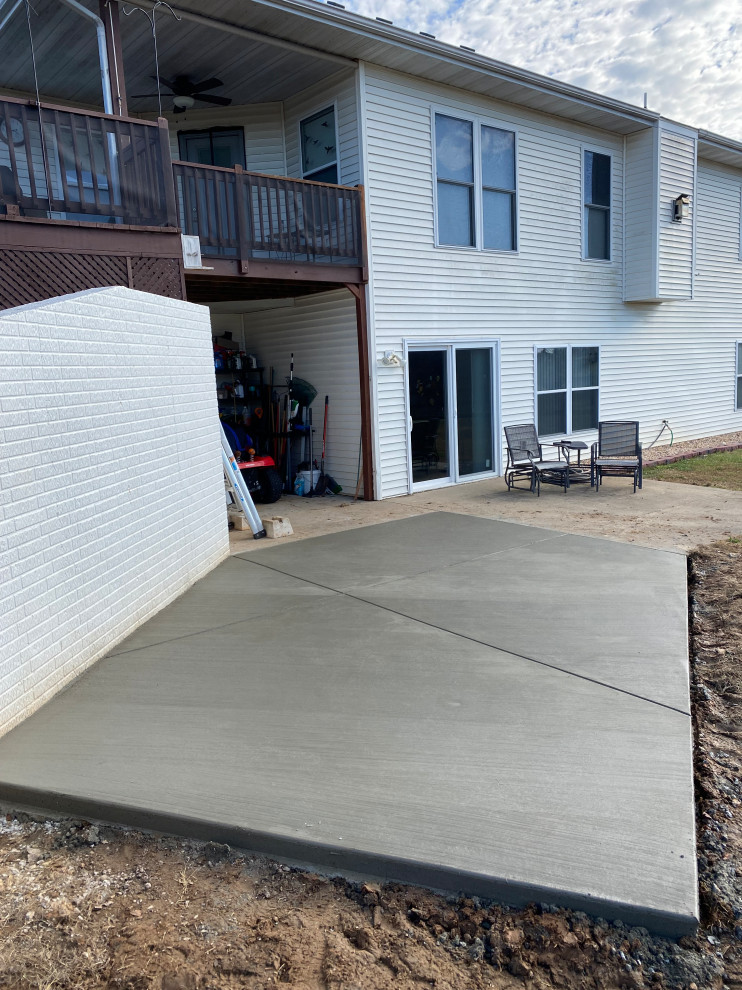 Example of a mid-sized backyard concrete patio design