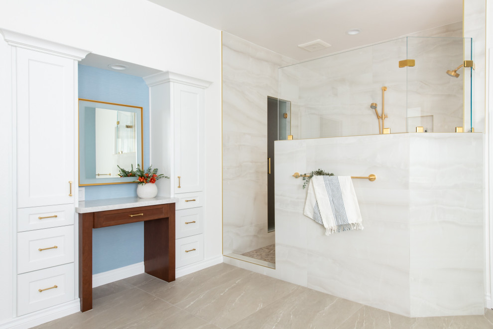 Bild på ett mellanstort vintage vit vitt en-suite badrum, med luckor med infälld panel, skåp i mellenmörkt trä, ett fristående badkar, en öppen dusch, vit kakel, porslinskakel och bänkskiva i kvarts