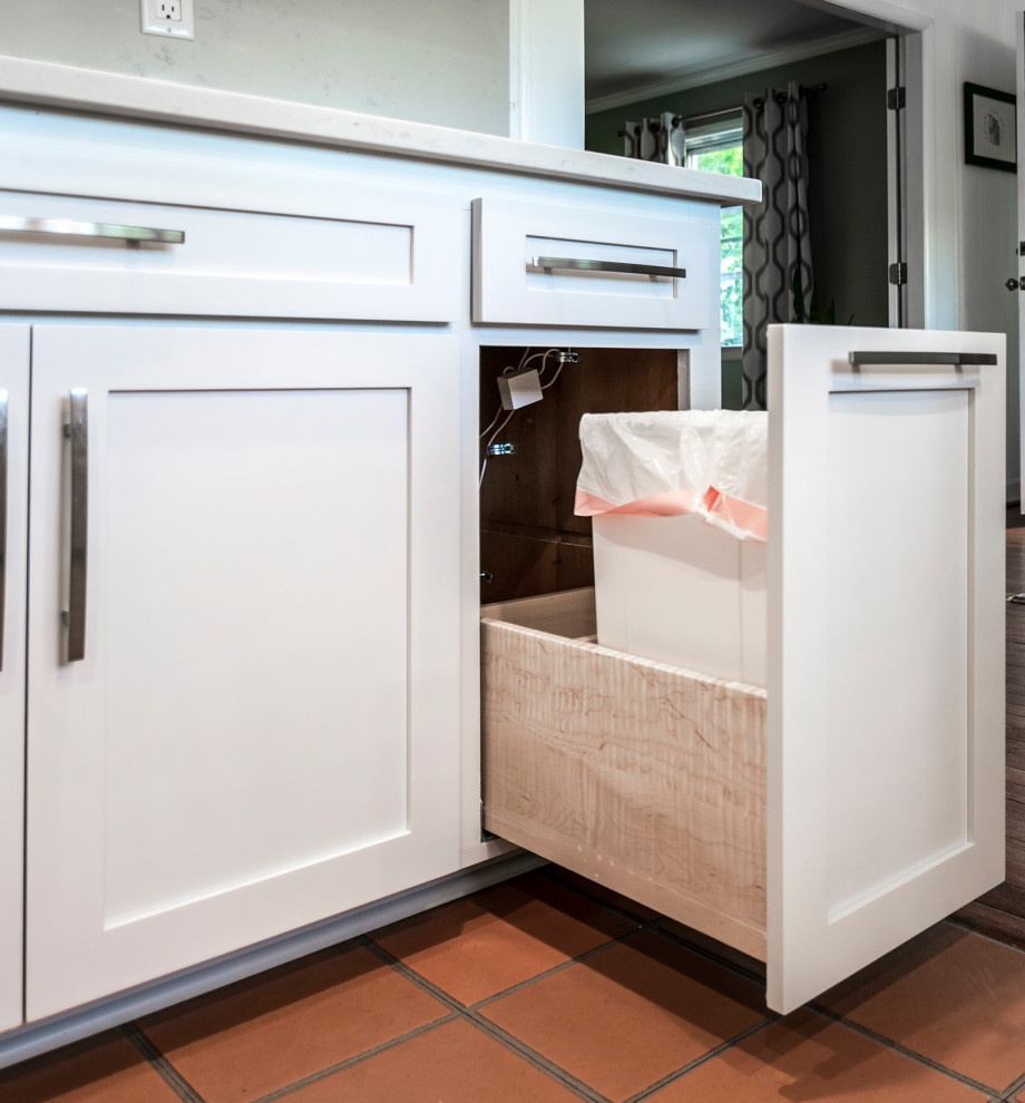 Immagine di una cucina contemporanea di medie dimensioni con ante in stile shaker, ante bianche e top bianco
