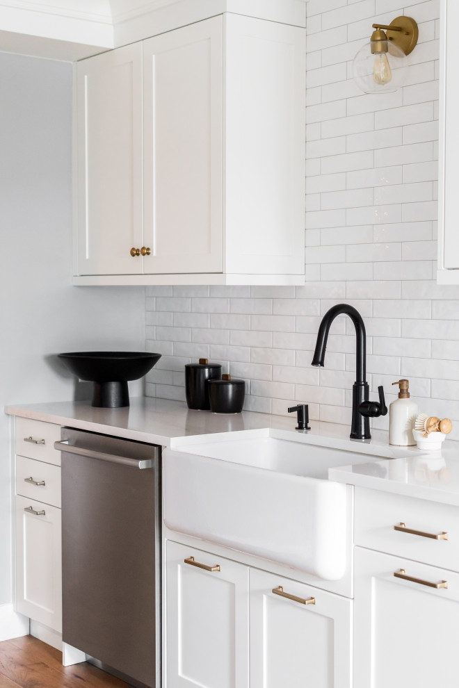 Kitchen - transitional kitchen idea in Toronto