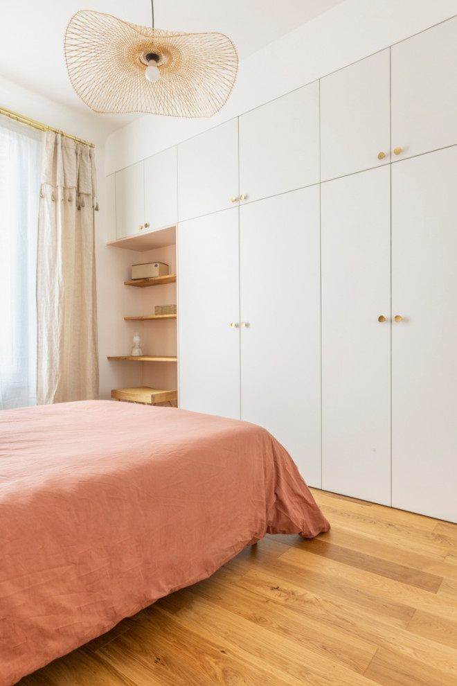 Пример оригинального дизайна: хозяйская спальня в белых тонах с отделкой деревом, среднего размера в современном стиле с розовыми стенами и светлым паркетным полом