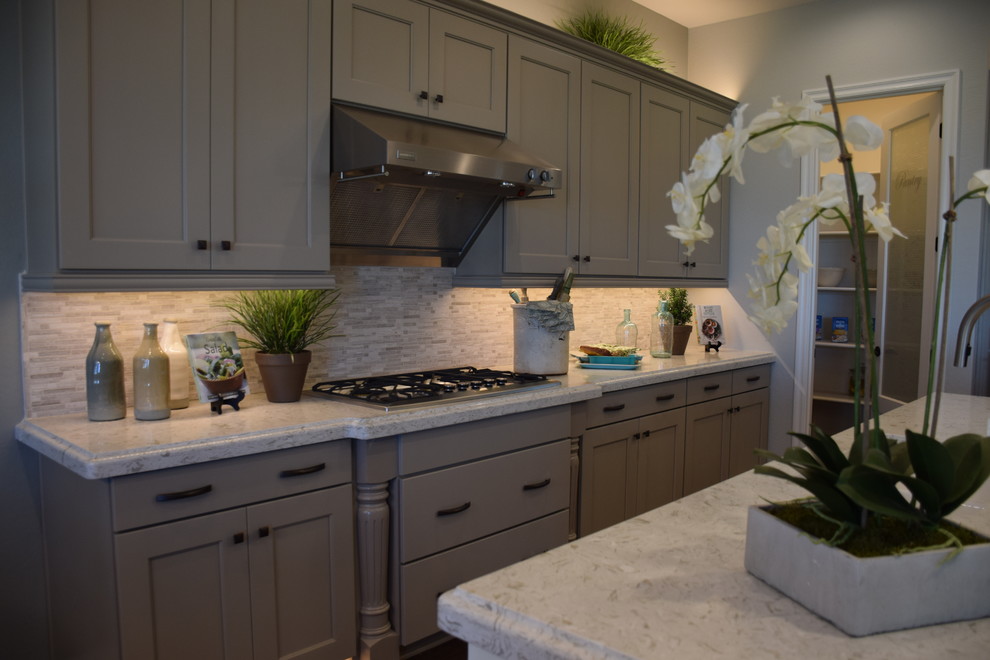Example of a transitional home design design in Phoenix