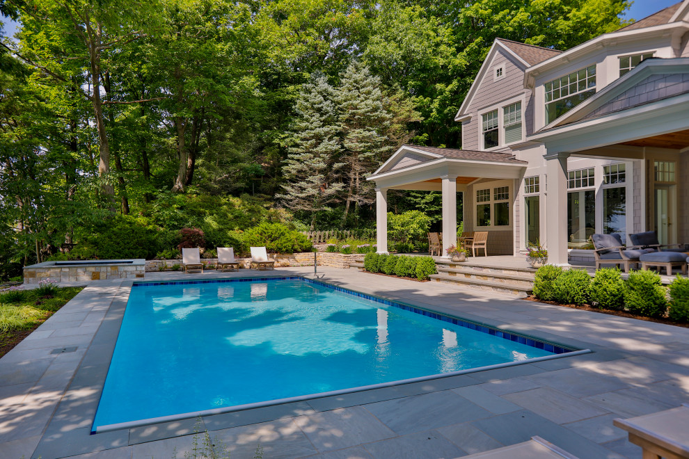 Esempio di una piscina monocorsia tradizionale rettangolare di medie dimensioni e dietro casa con pavimentazioni in pietra naturale