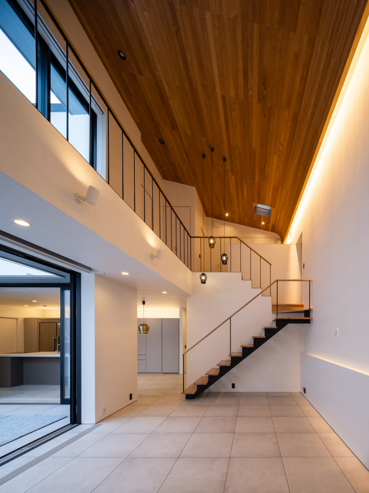 Идея дизайна: большая открытая гостиная комната в современном стиле с белыми стенами, полом из керамической плитки, бежевым полом, деревянным потолком и обоями на стенах