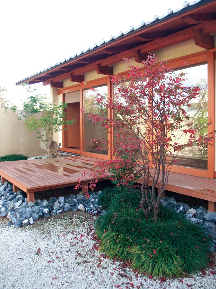 Cette image montre une terrasse asiatique avec une cour et aucune couverture.
