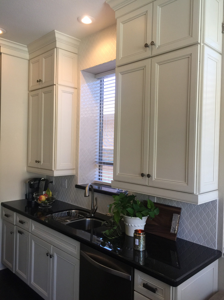 Example of a transitional kitchen design in Phoenix