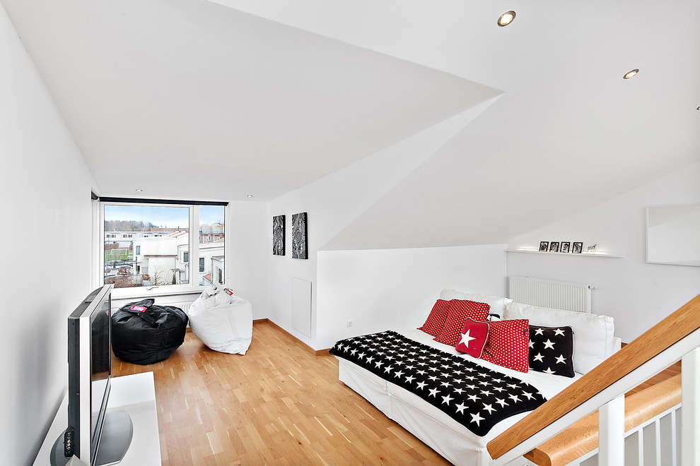 This is an example of a scandinavian family room in Malmo.