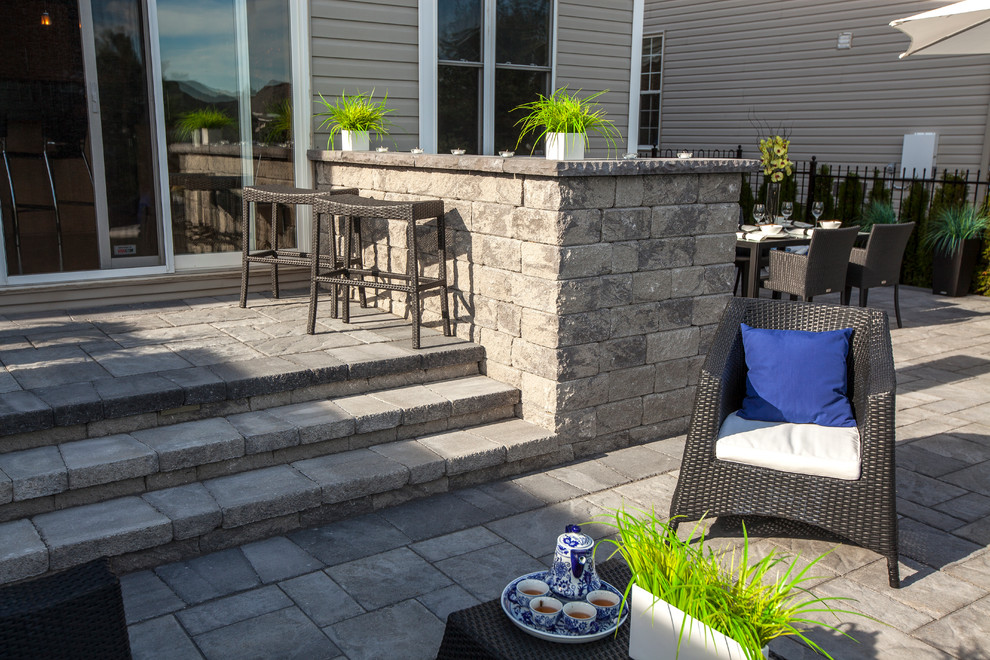 Example of a mid-sized transitional backyard patio design