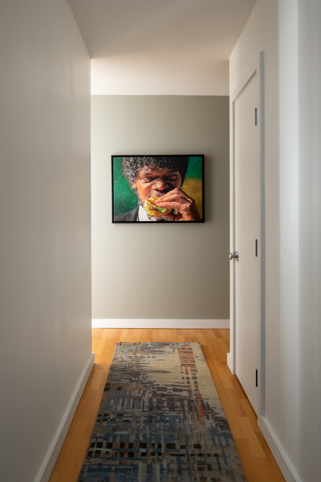 Foto de recibidores y pasillos contemporáneos pequeños con paredes grises, suelo de madera en tonos medios, suelo naranja y cuadros