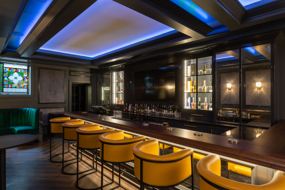 Example of a transitional home bar design in Toronto