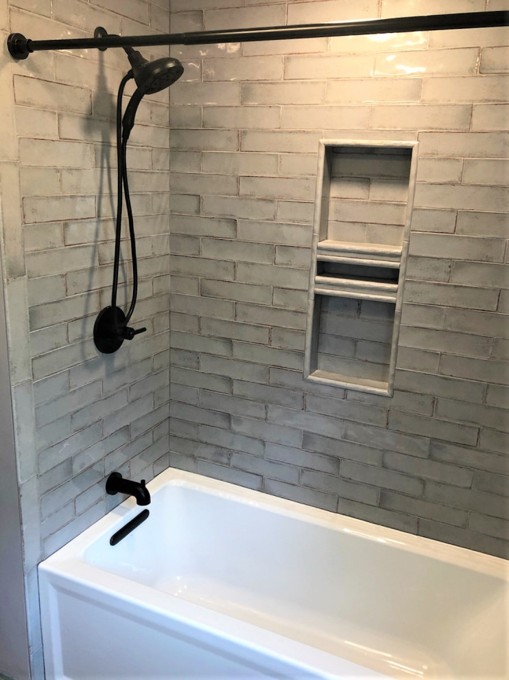 Inredning av ett lantligt litet badrum, med en dusch i en alkov, grå kakel, keramikplattor, klinkergolv i porslin, grått golv och dusch med duschdraperi
