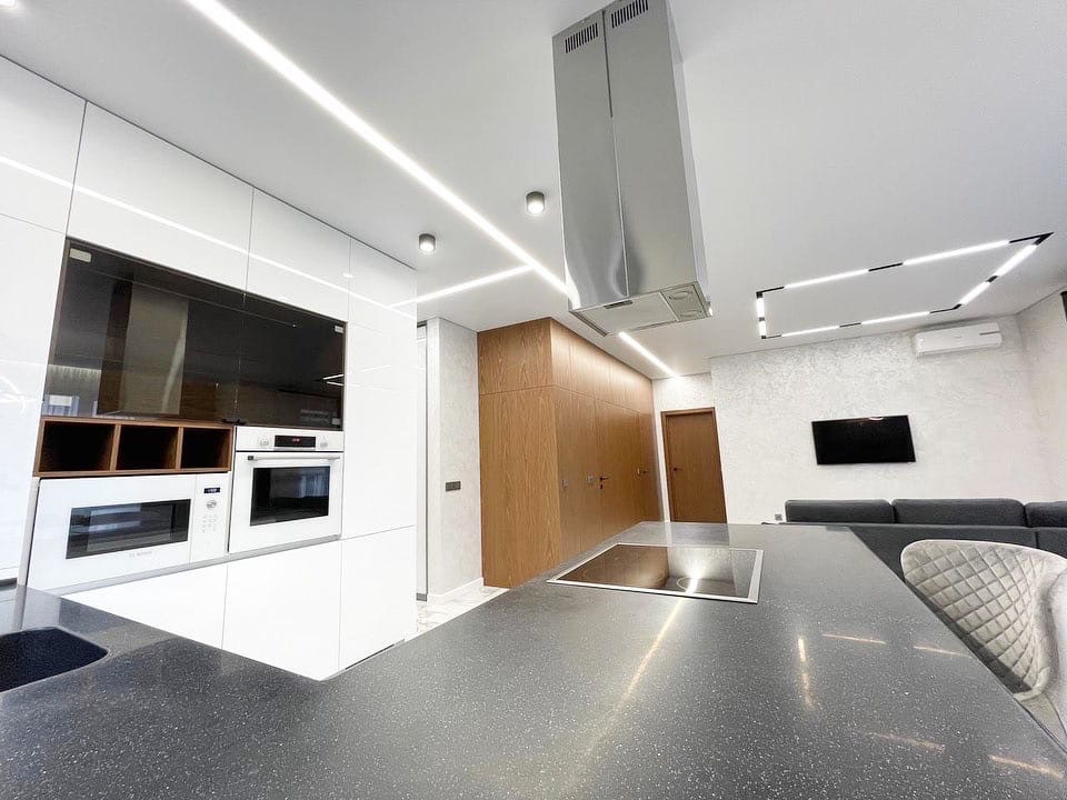 Современные потолки в ЖК на Трудовой