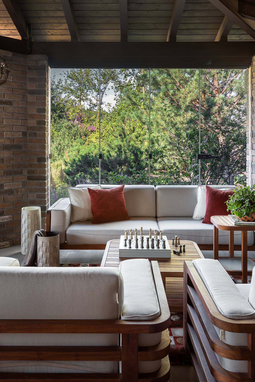 УЮТНАЯ БЕСЕДКА В ЗАГОРОДНОМ ДОМЕ