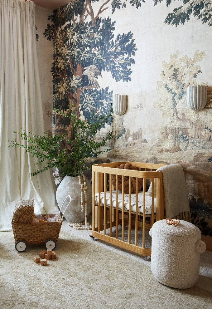 Cette image montre une chambre de bébé neutre traditionnelle de taille moyenne avec moquette et du papier peint.