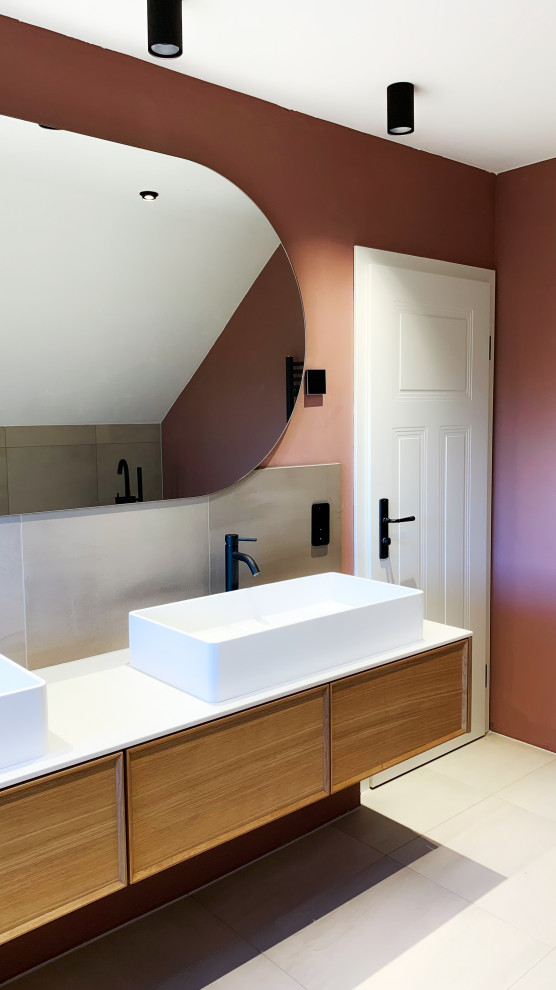 Idées déco pour une salle d'eau grise et blanche contemporaine en bois brun de taille moyenne avec un placard avec porte à panneau surélevé, une baignoire indépendante, WC séparés, un carrelage beige, des carreaux de béton, un mur rouge, carreaux de ciment au sol, une vasque, un plan de toilette en surface solide, un sol beige, aucune cabine, un plan de toilette blanc, un banc de douche, meuble double vasque, meuble-lavabo suspendu et un plafond décaissé.