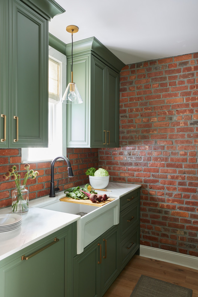 Inspiration för ett avskilt, litet vintage vit vitt kök, med en rustik diskho, luckor med infälld panel, gröna skåp, marmorbänkskiva, rött stänkskydd, stänkskydd i tegel, integrerade vitvaror och mellanmörkt trägolv