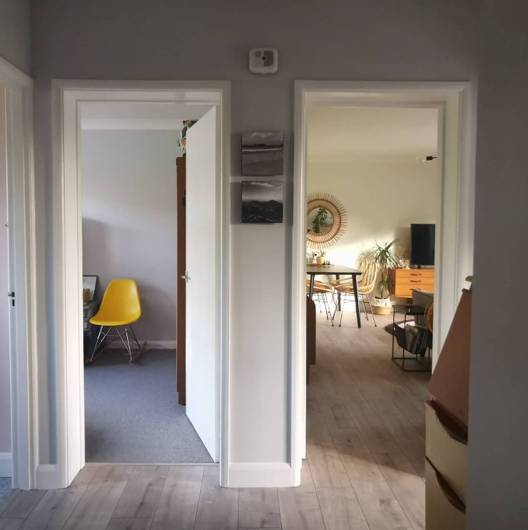 Свежая идея для дизайна: маленький коридор в стиле ретро с серыми стенами, полом из ламината и серым полом для на участке и в саду - отличное фото интерьера