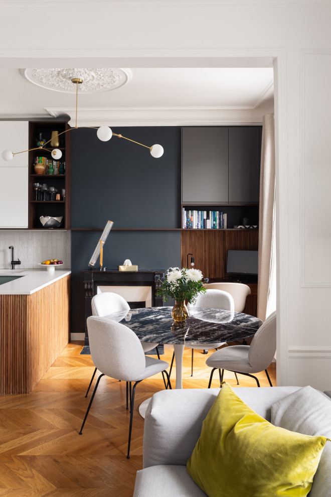 Idée de décoration pour une salle à manger ouverte sur le salon minimaliste en bois de taille moyenne avec un mur noir, un sol en bois brun, une cheminée standard, un manteau de cheminée en pierre, un plafond en bois et éclairage.